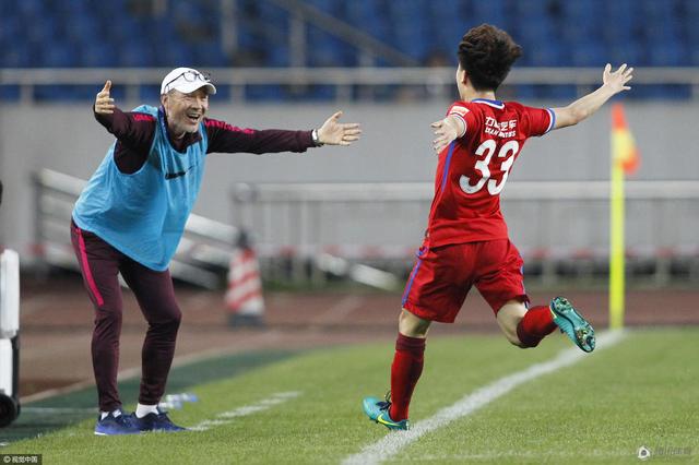 英超-布莱顿0-0西汉姆联 铁锤仍第6海鸥升第7北京时间3:30，英超第20轮西汉姆联主场迎战布莱顿。